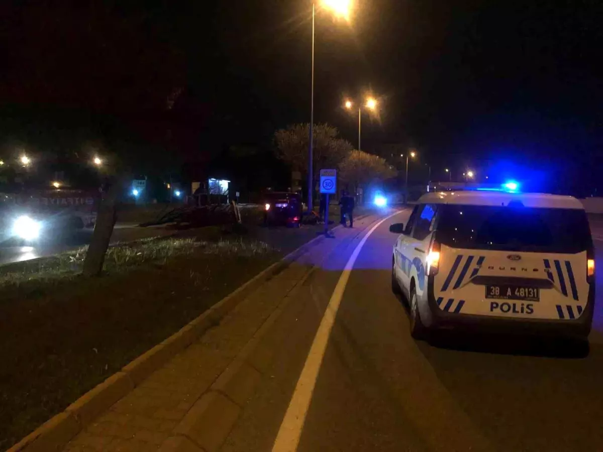 Kayseri\'de otomobil ağaçlara çarpıp ters döndü: 2 yaralı