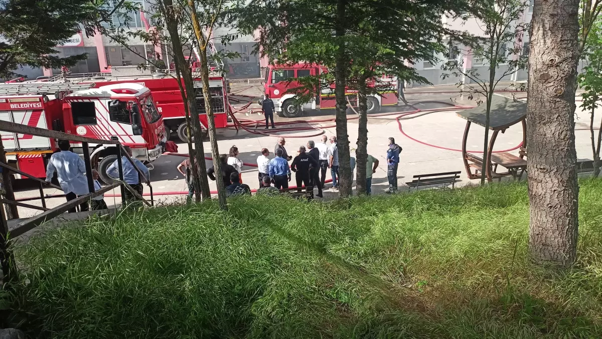 Kocaeli\'de bir lisenin çatısında yangın çıktı