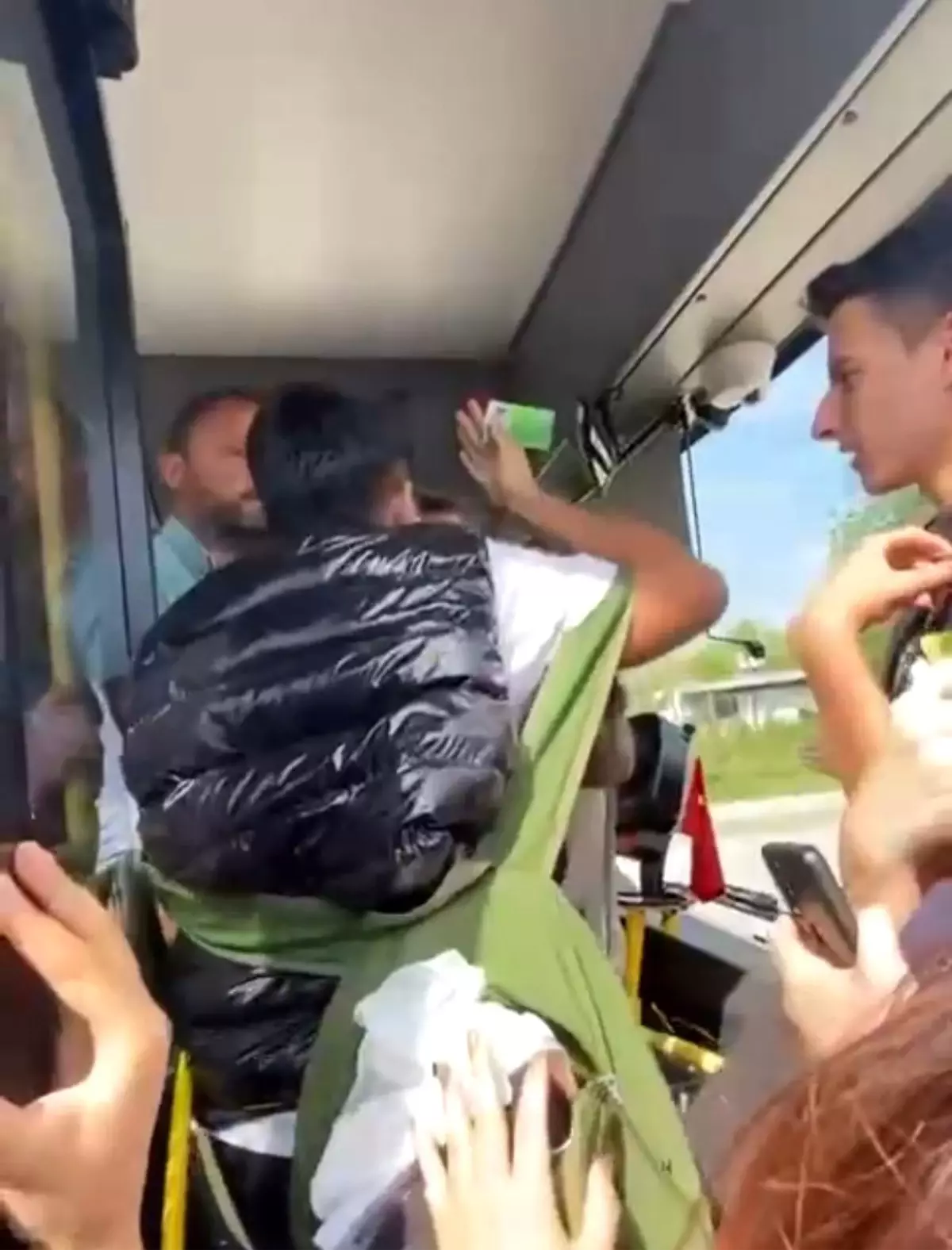 Bursa\'da Halk Otobüsünde Öğrenci ile Şoför Arasında Tartışma