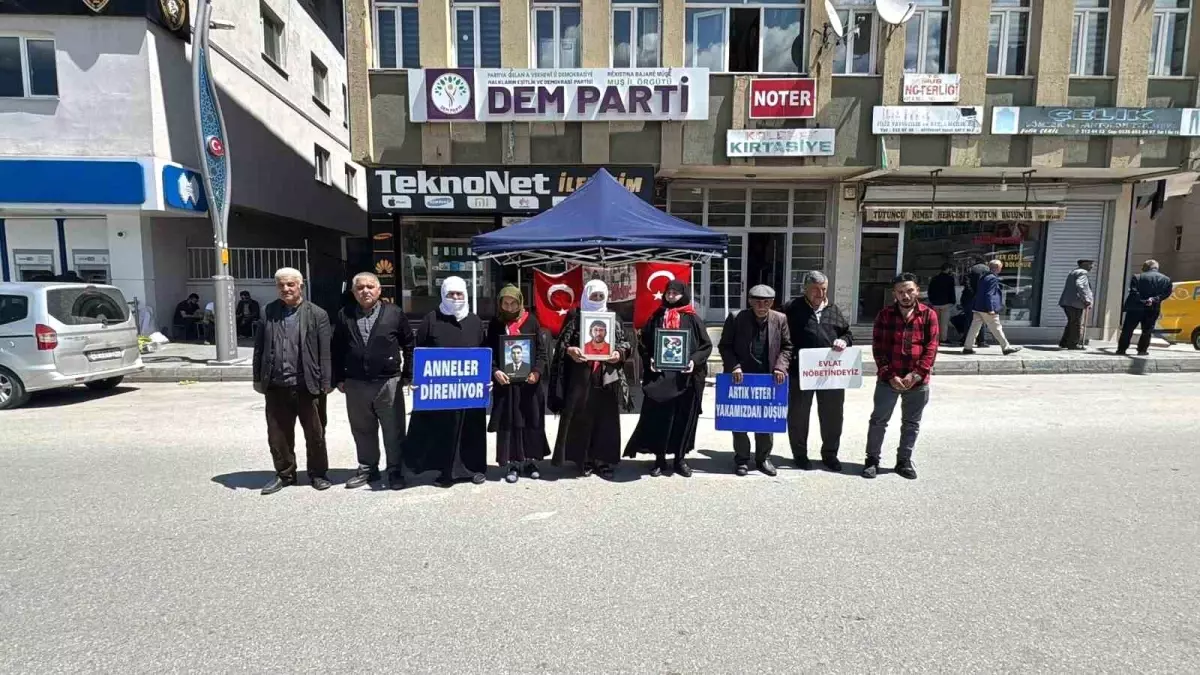 Muş\'ta Ailelerin Evlat Nöbeti 195. Haftasında