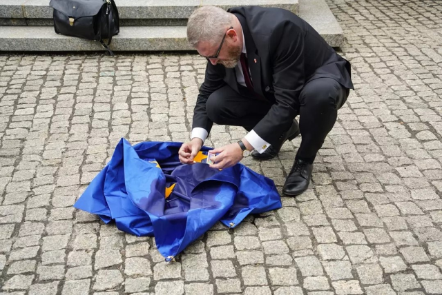 Polonya'da cumhurbaşkanı adayından ilginç protesto! AB bayrağıyla ayaklarını sildi Polonya'da cumhurbaşkanı adayından ilginç protesto! AB bayrağıyla ayaklarını sildi