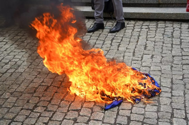 Polonya'da cumhurbaşkanı adayından ilginç protesto! AB bayrağıyla ayaklarını sildi Polonya'da cumhurbaşkanı adayından ilginç protesto! AB bayrağıyla ayaklarını sildi