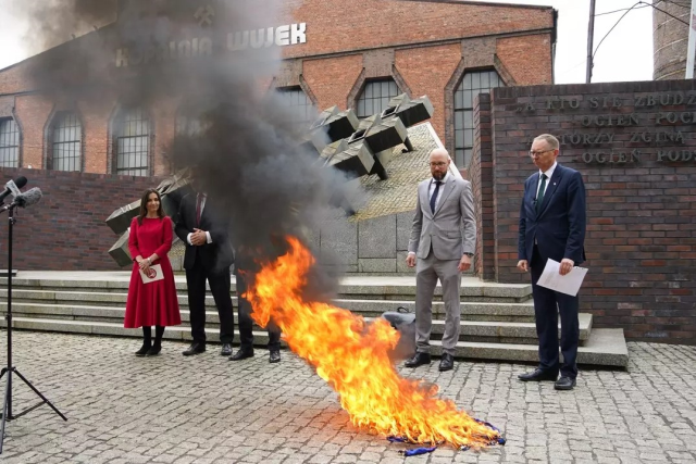 Polonya'da cumhurbaşkanı adayından ilginç protesto! AB bayrağıyla ayaklarını sildi Polonya'da cumhurbaşkanı adayından ilginç protesto! AB bayrağıyla ayaklarını sildi