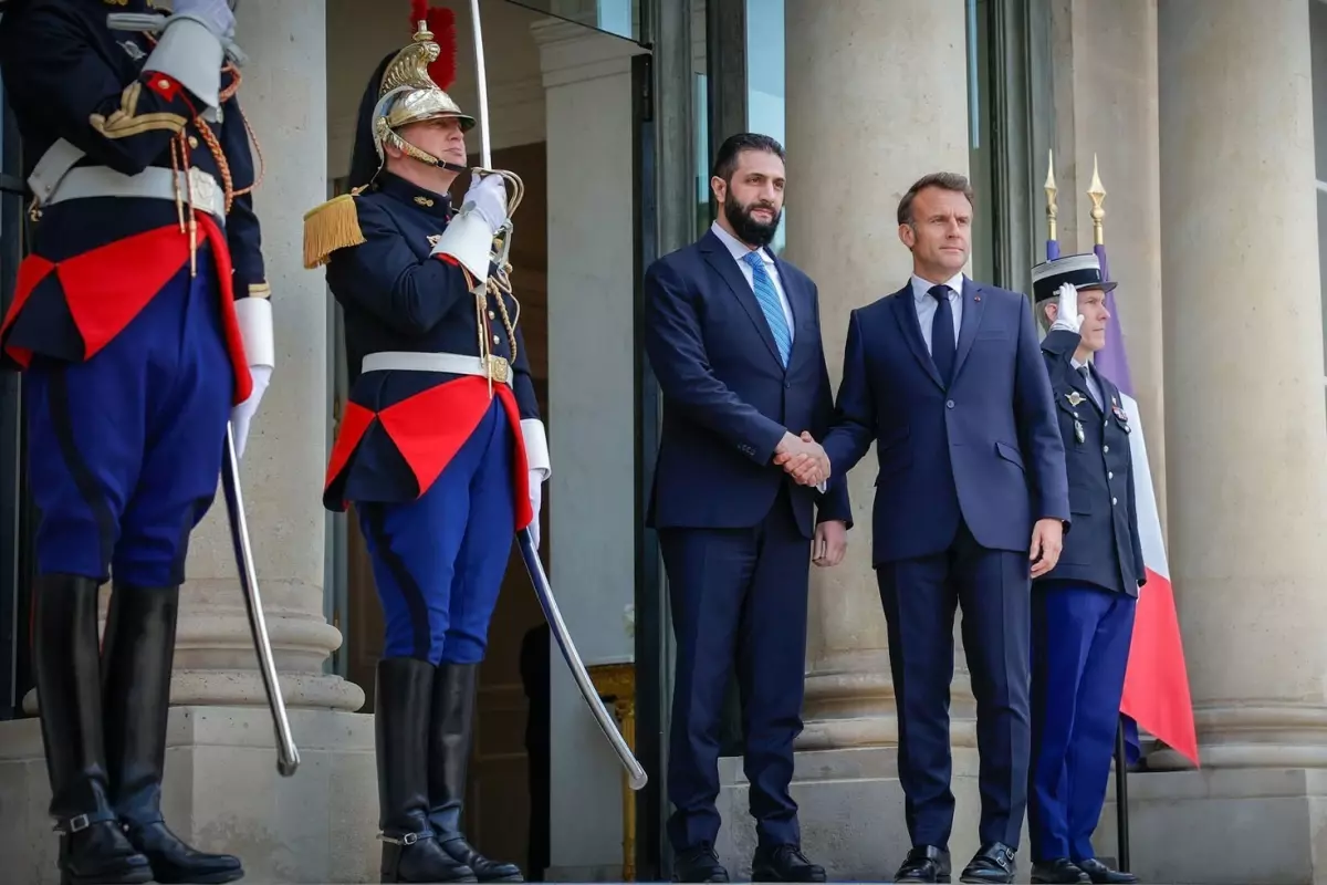 İlk kez Avrupa\'da! Suriye lideri Şara, Fransa Cumhurbaşkanı Macron bir araya geldi