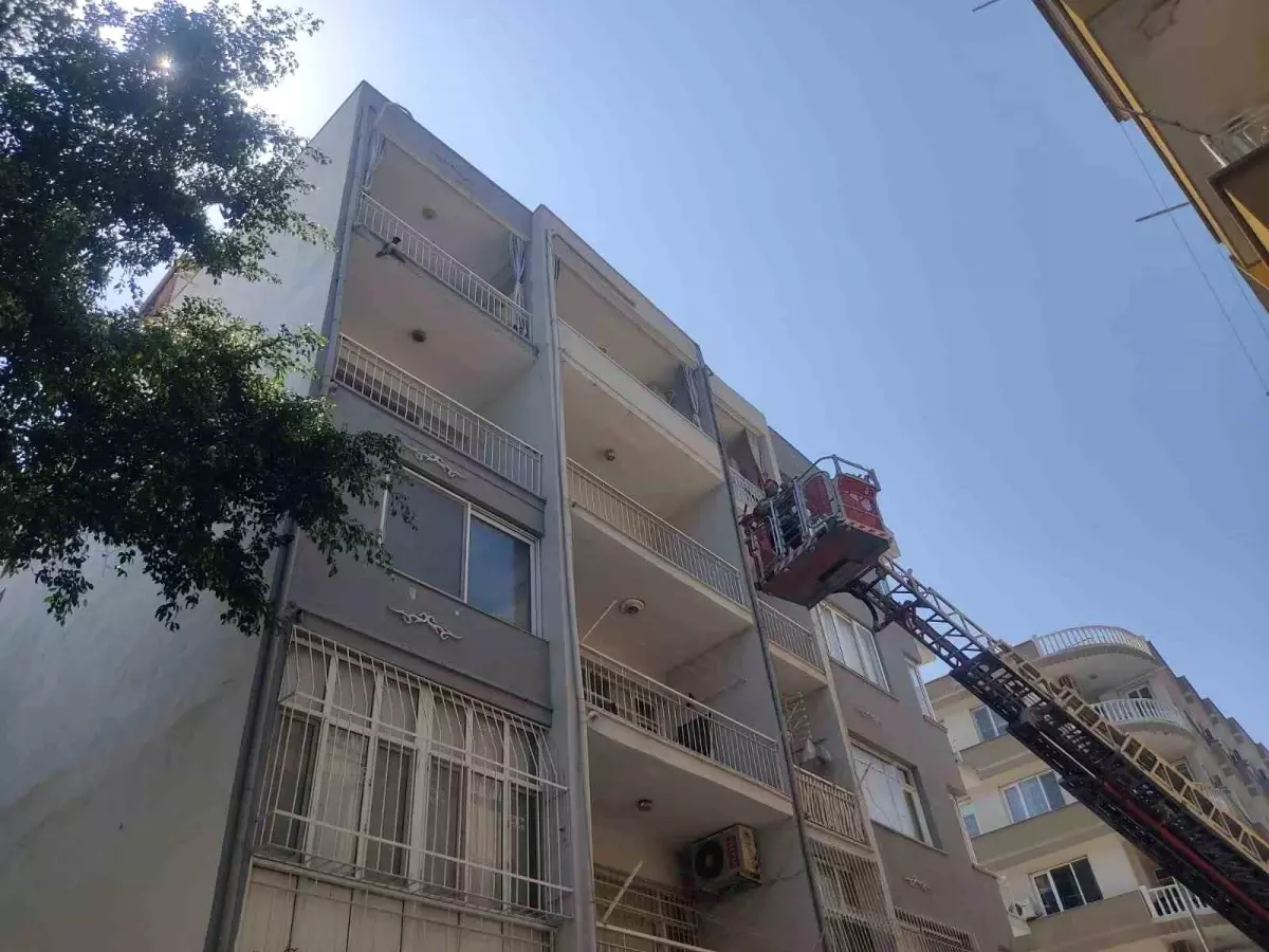 İskenderun\'da İtfaiye Ekipleri Mahsur Kalan Güvercini Kurtardı