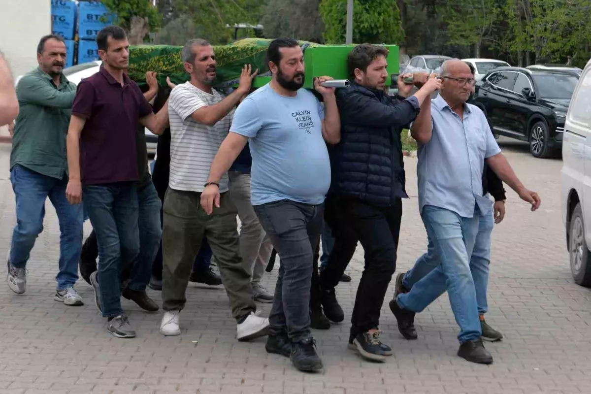 Adana\'da Kadın Cinayeti: Cenaze Töreninde Oğul Serbest