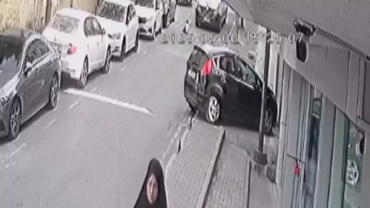Ağabeyini karşılamak isteyen 5 yaşındaki çocuk minibüsün altında kalarak can verdi