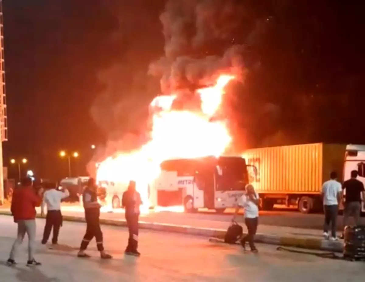 Kocaeli\'de Otobüs Yangını