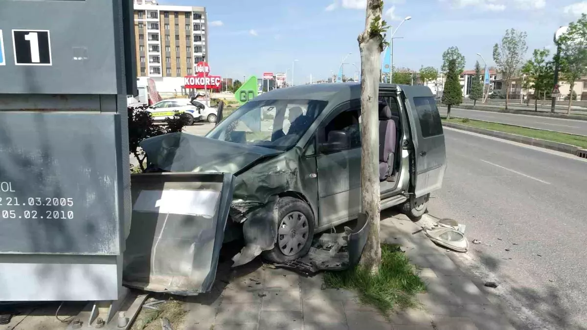 Malatya\'da Ticari Araç Akaryakıt İstasyonuna Daldı