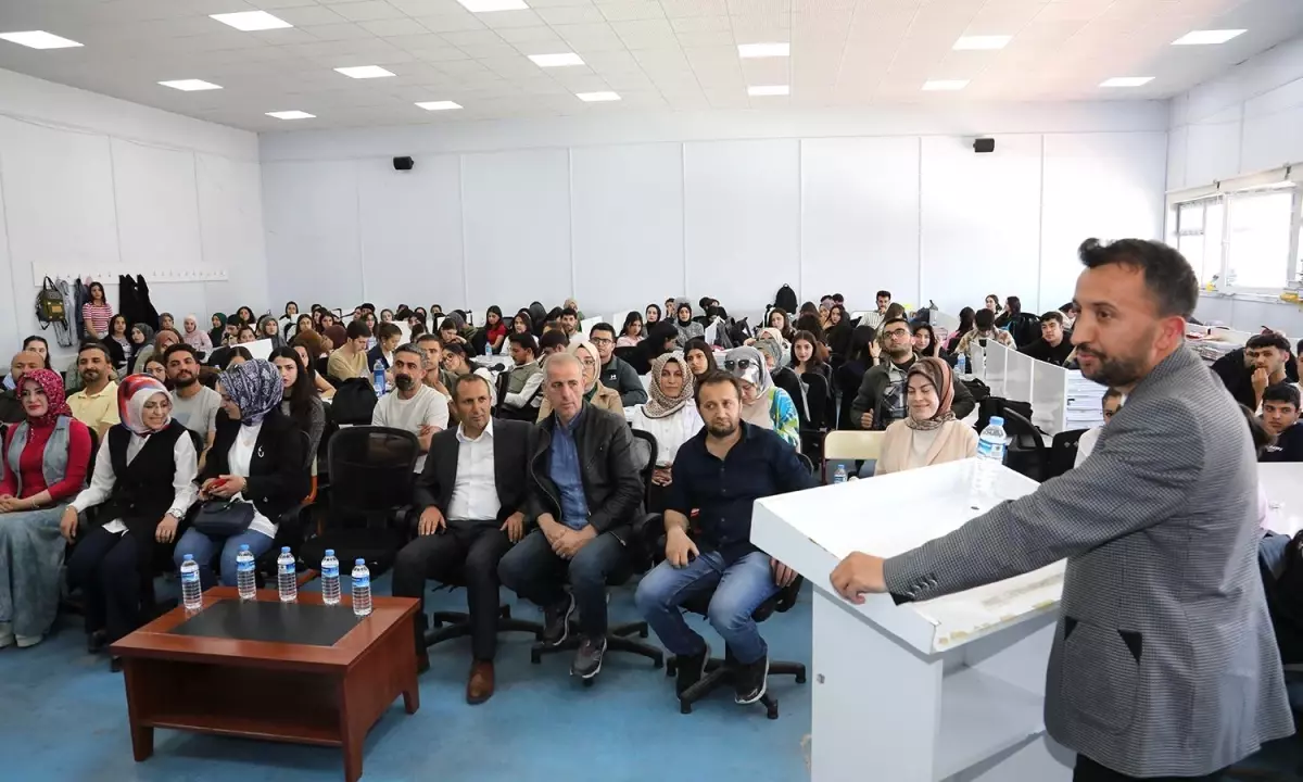 Van\'da Öğrencilere Meslek Tanıtım Semineri Düzenlendi