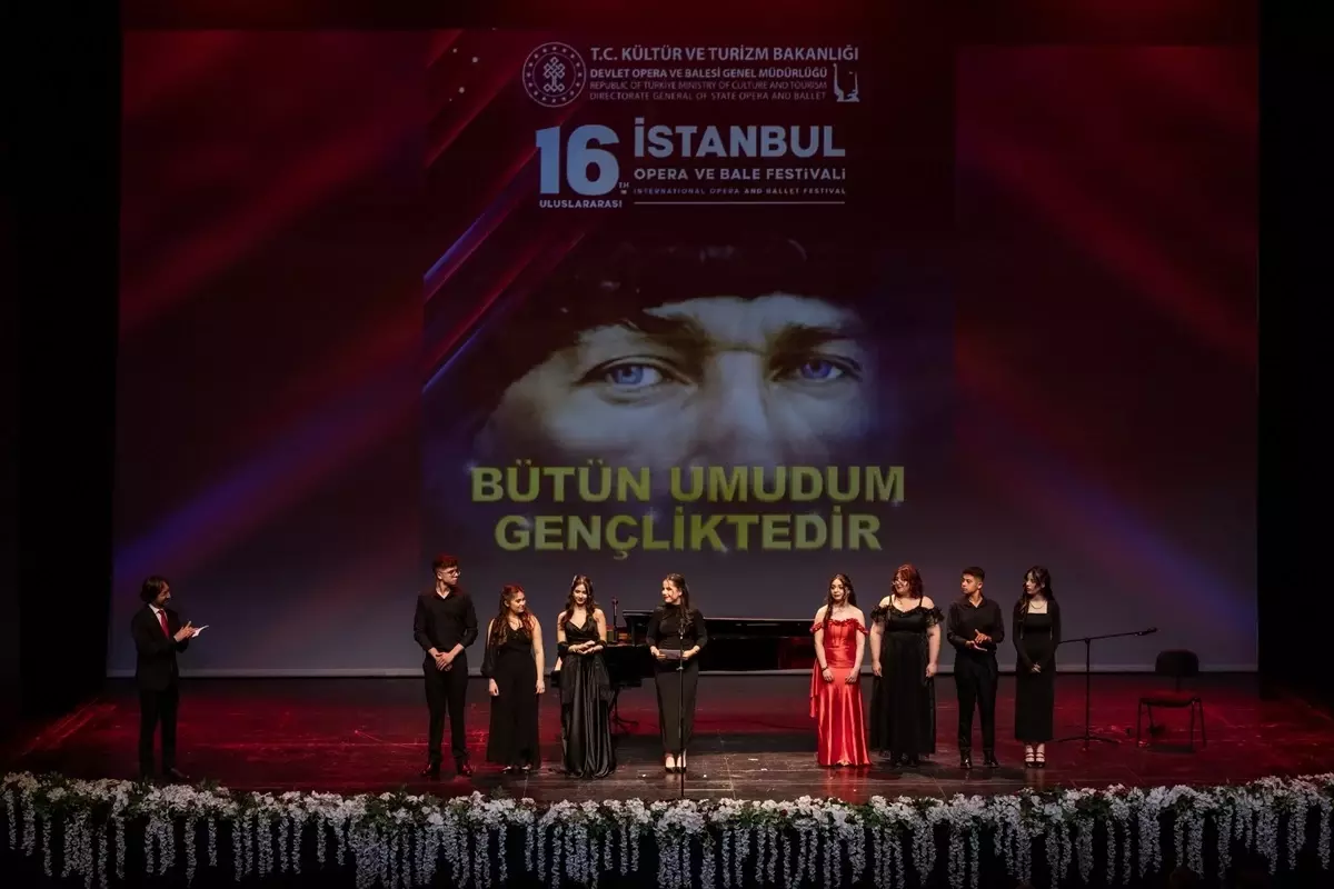 Genç Yetenekler \'Bütün Umudum Gençliktedir\' Konserinde Sahne Aldı