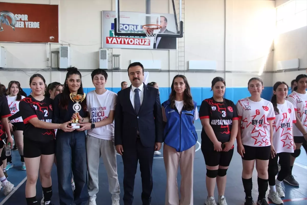 Ahlat\'ta 19 Mayıs Coşkuyla Kutlandı
