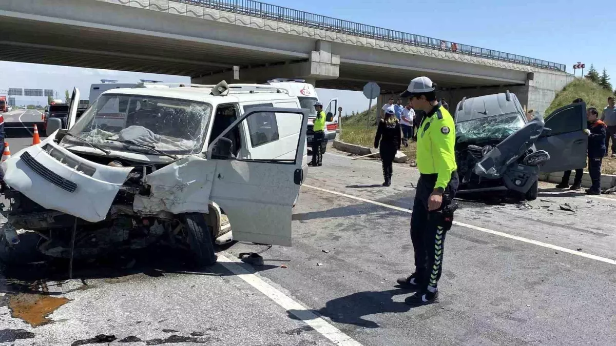 Aksaray\'da Trafik Kazası: 3 Yaralı
