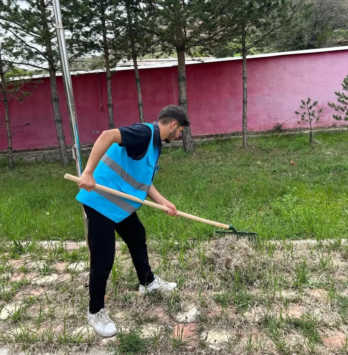 Alucra\'daki şehitlikte yüksekokul öğrencilerinden temizlik ve çevre düzenlemesi