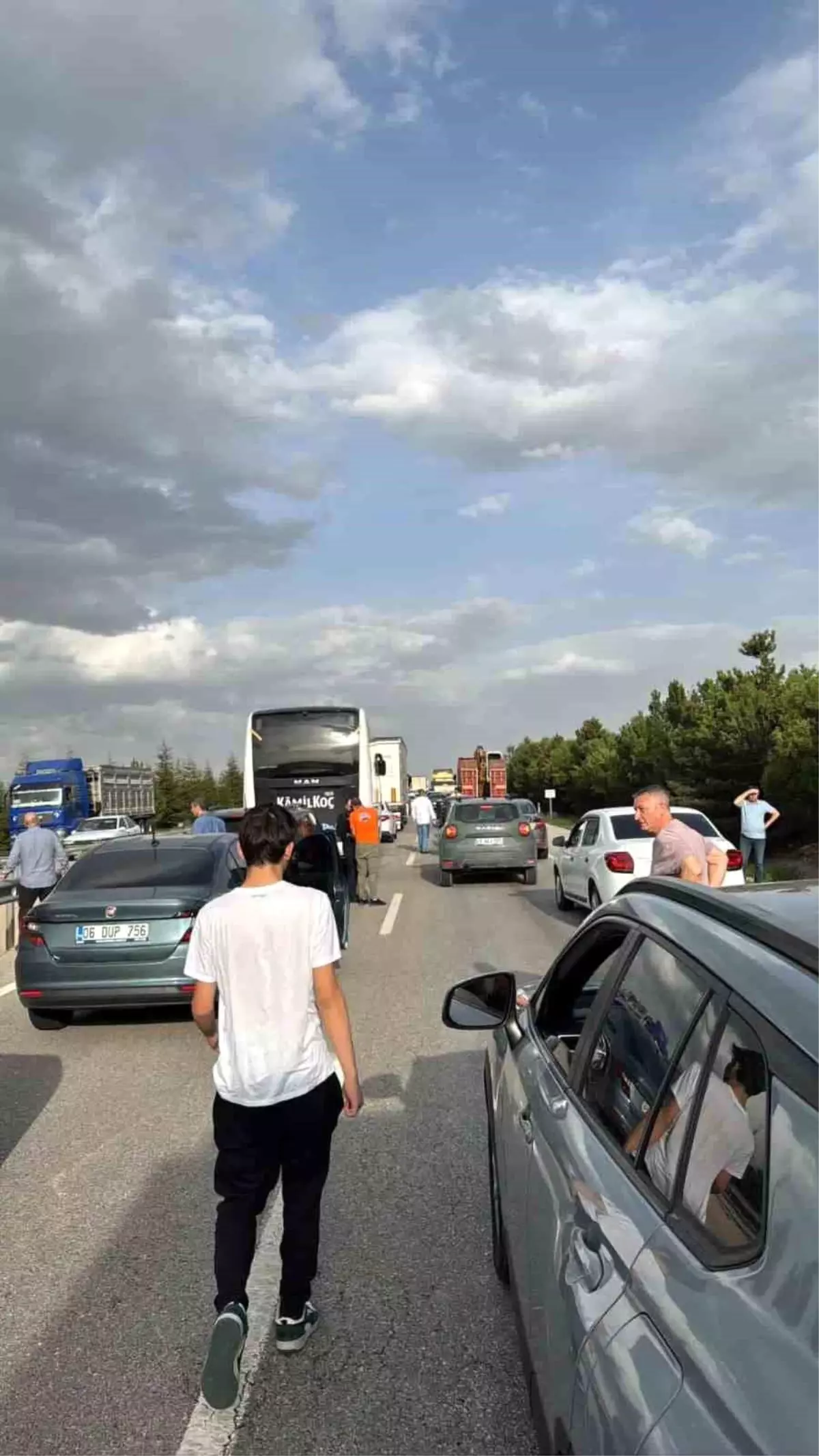 Fayans Yüklü Tır Devrildi, Sürücü Yaralandı