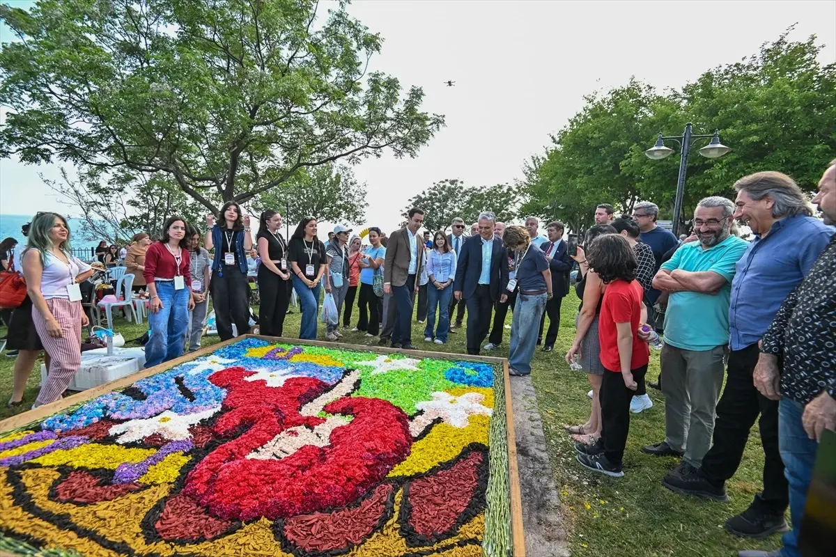 Çiçek Desenleri Günleri, Antalya\'da Renkli Görüntüler Sunuyor