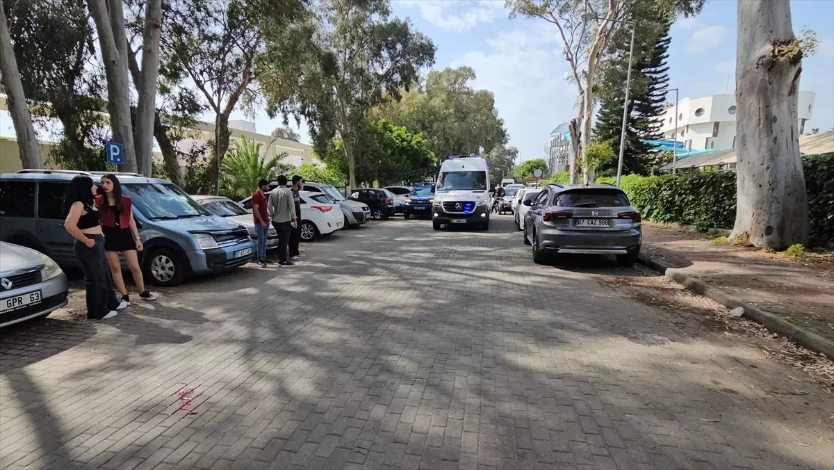 Antalya\'da Düşme Kazası: Bir Kişi Ağır Yaralı