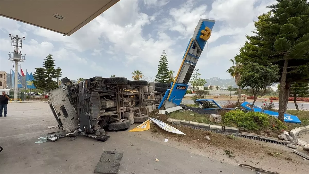 Gazipaşa\'da Kamyon Devrildi: 2 Yaralı