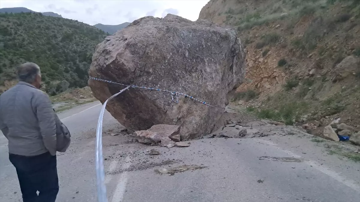 Artvin\'de Kaya Düşmesi Ulaşıma Engel