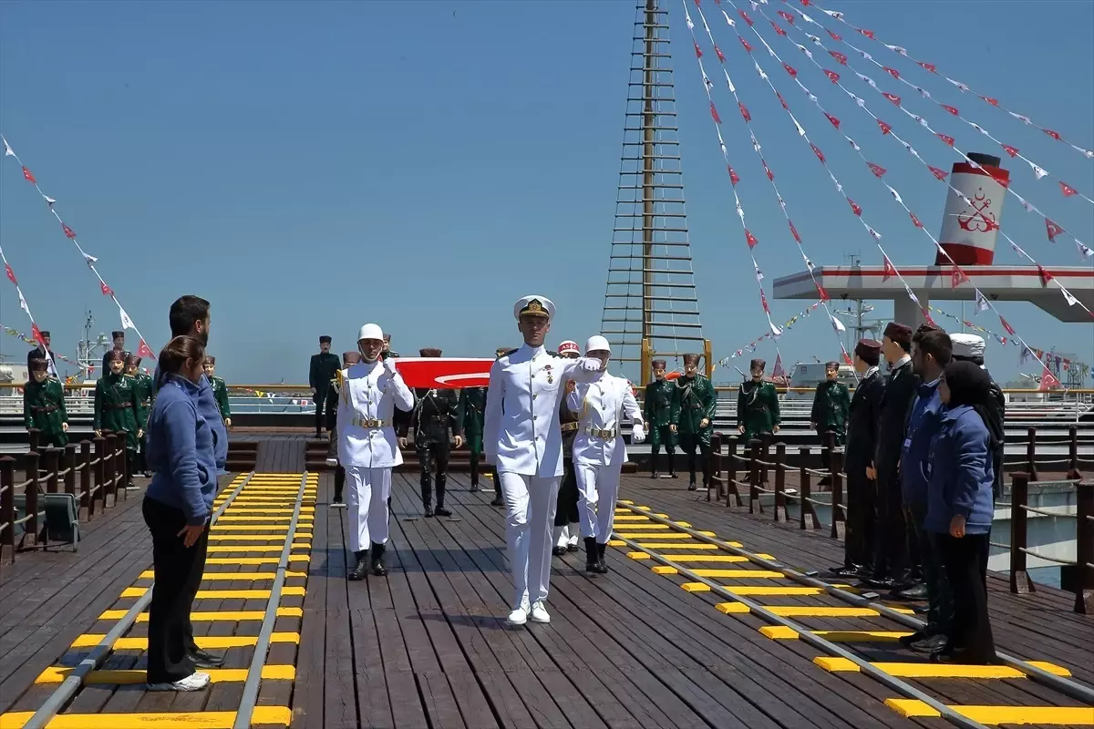 Atatürk\'ü temsil eden bayrak Samsun\'da karaya çıkarıldı (1)
