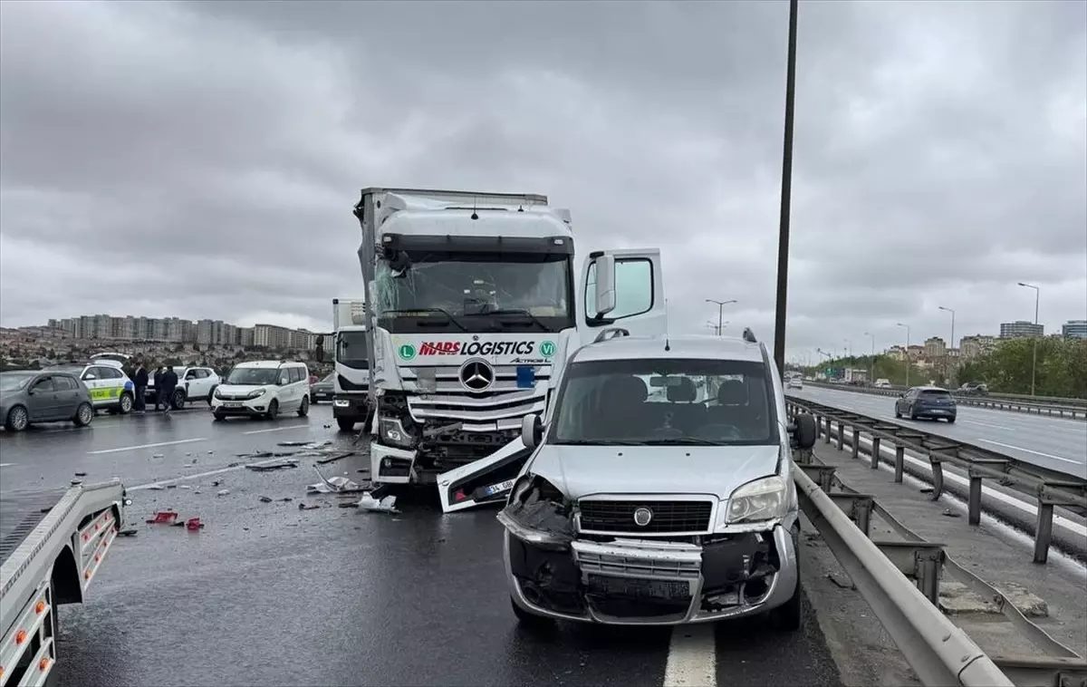 Avcılar\'da Zincirleme Kaza: Ulaşım Aksadı