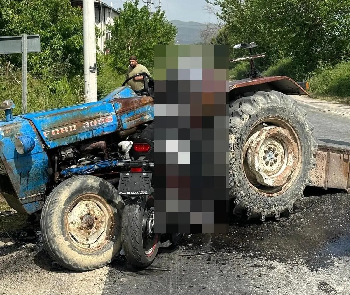 Aydın\'da Motosiklet-Traktör Kazası: 3 Ölü
