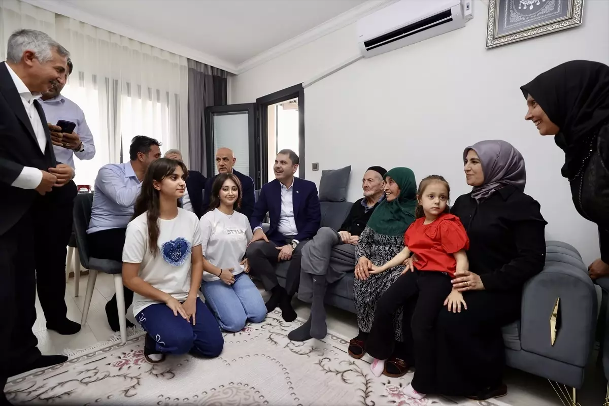 Bakan Kurum, Depremzede Aileyi Ziyaret Etti