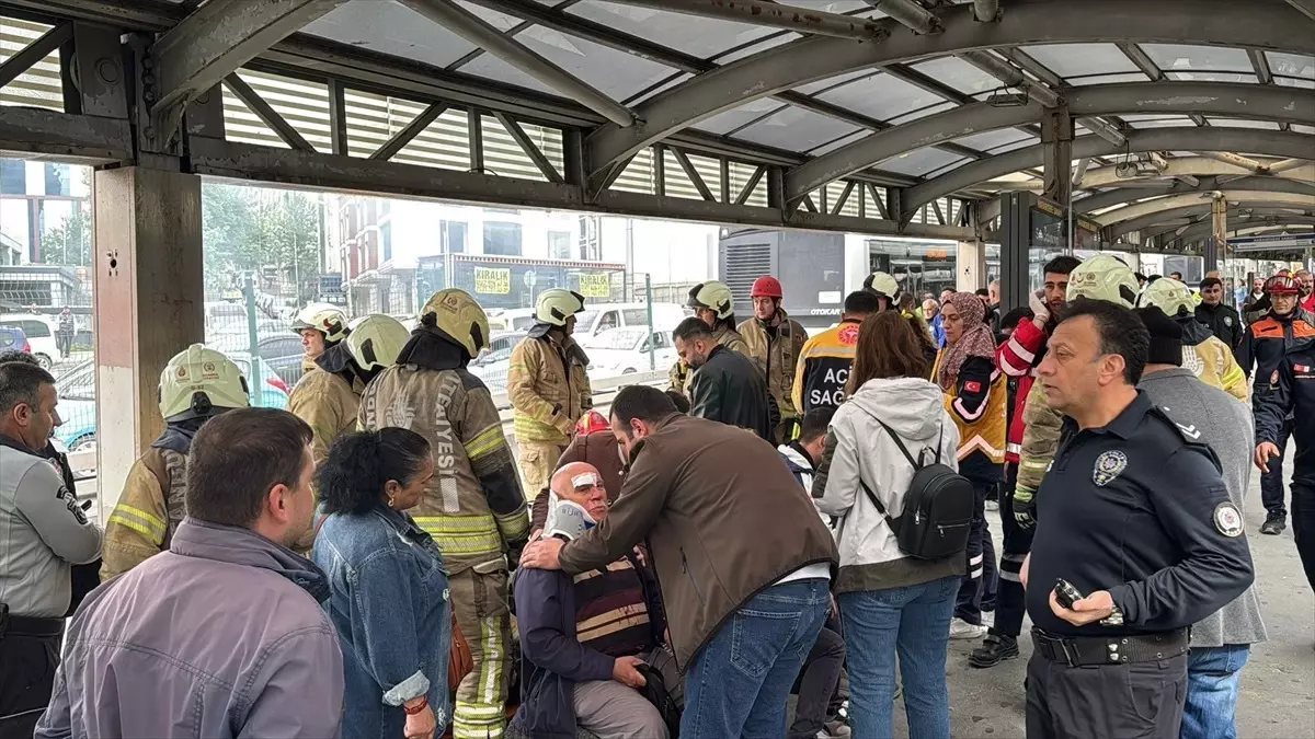 İstanbul\'da metrobüs kazası: 1 ölü, 40 yaralı