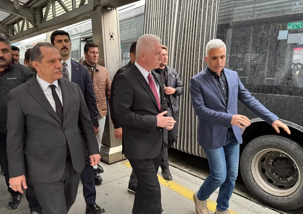 Beylikdüzü\'nde Metrobüs Kazası: 1 Ölü, 40 Yaralı
