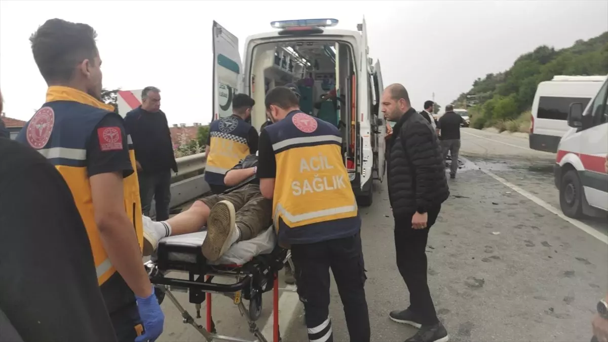 Gemlik\'te Minibüs-Otomobil Kazası: 12 Yaralı