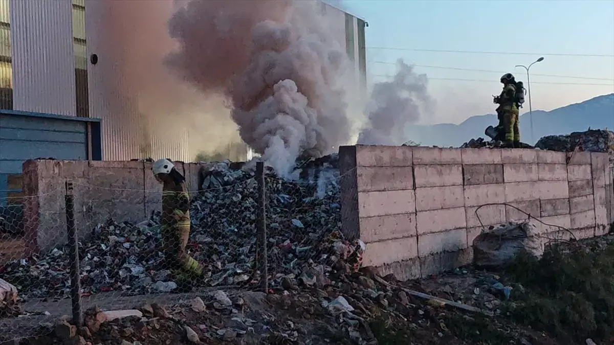 İnegöl\'de Katı Atık Depolama Alanında Yangın