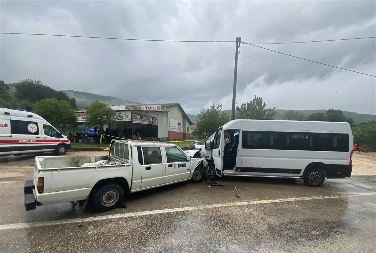 Karacabey\'de Minibüs-Kamyonet Çarpıştı: 1 Ölü, 2 Yaralı