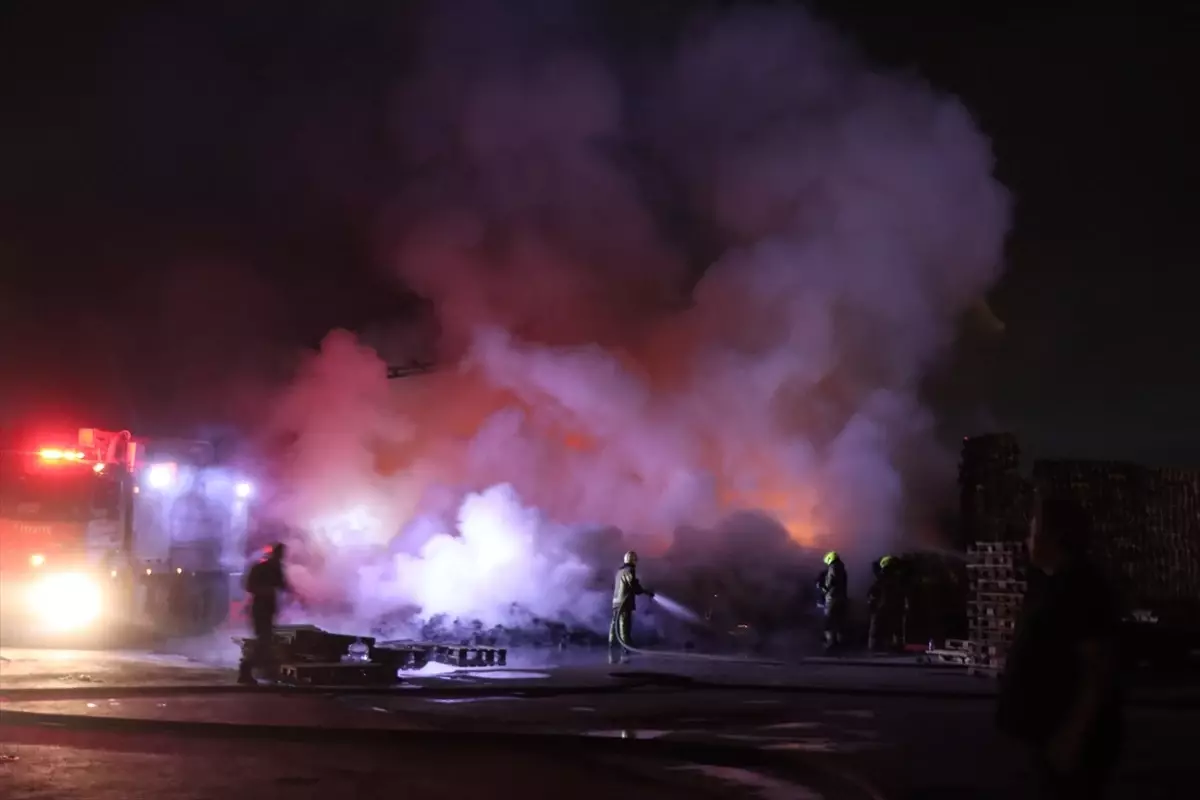 Bursa\'da Palet Fabrikasında Yangın Çıktı