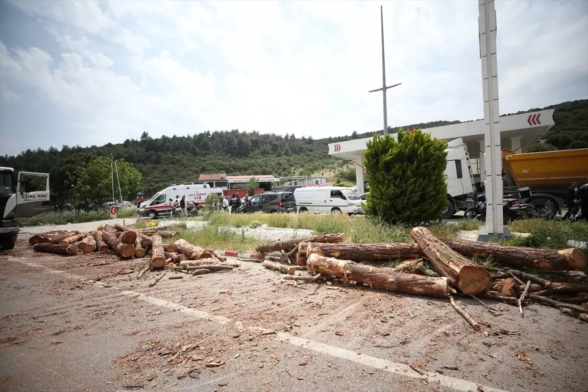 Çanakkale\'de Otobüs-Kamyon Çarpıştı