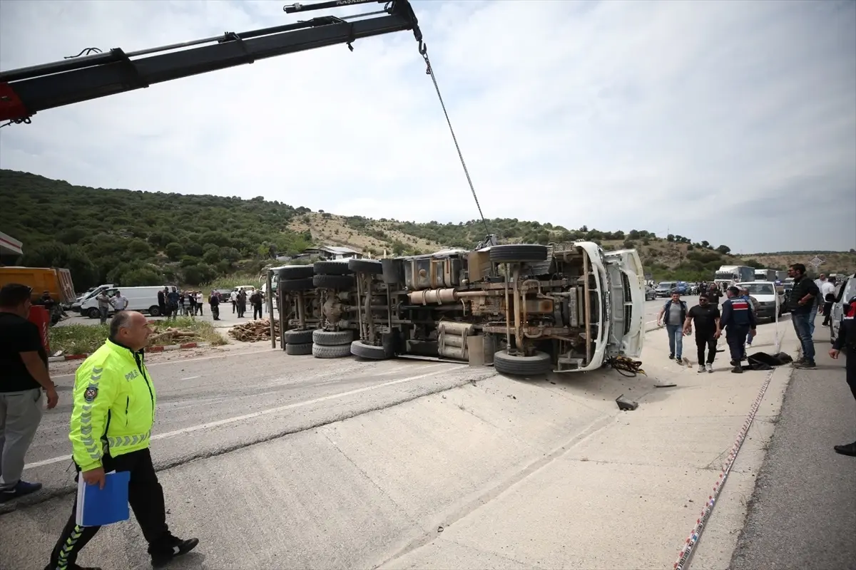 Çanakkale\'de Trafik Kazası: 5 Ölü, 11 Yaralı