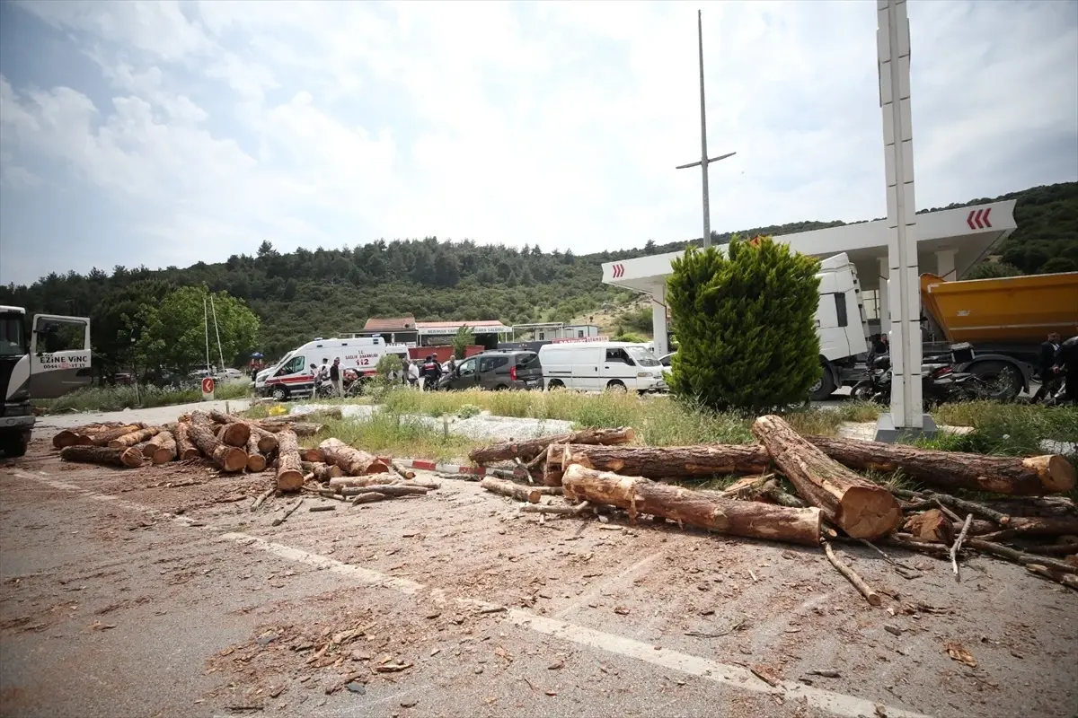 Çanakkale\'de Trafik Kazası: 8 Ölü, 20 Yaralı