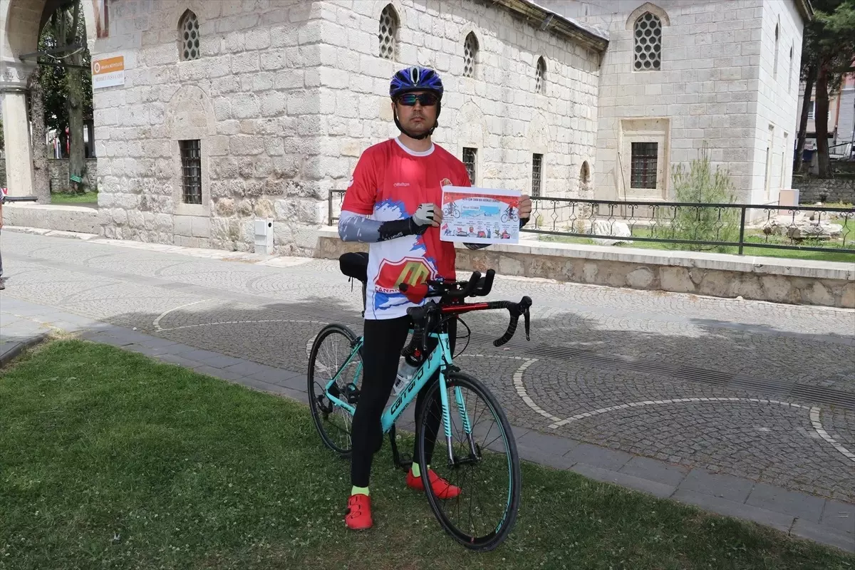 Çanakkale\'den aldığı toprak ve Türk bayrağını bisikletiyle Samsun\'a götürüyor