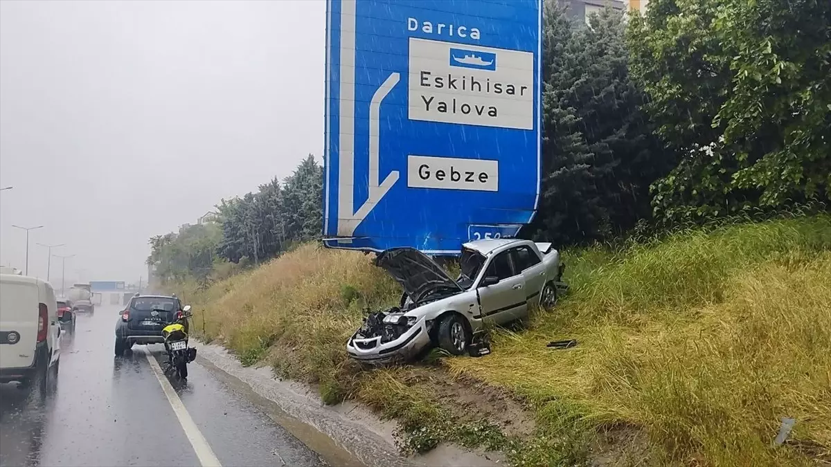 Gebze'de Trafik Kazası: Otomobil Levhaya Çarptı