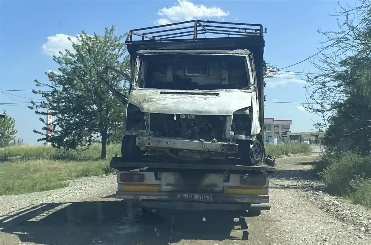 Diyarbakır\'da Yanmış Kamyonette 2 Ceset Bulundu