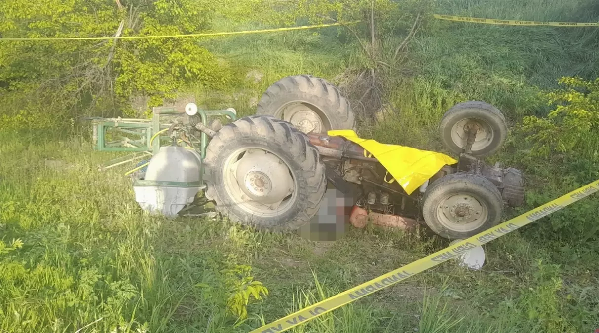 Erzincan\'da Traktör Devrildi, Sürücü Hayatını Kaybetti