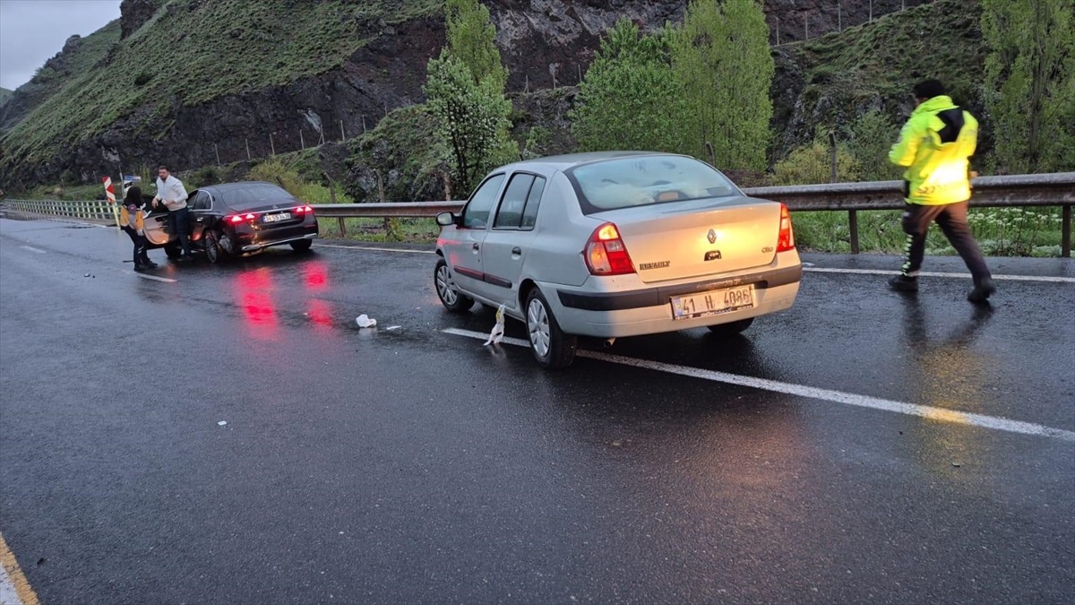 Erzincan\'da Trafik Kazası: 4 Yaralı