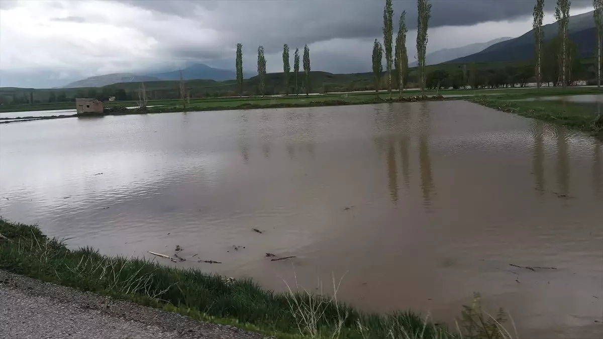 Erzincan\'da Sağanak Tarım Arazilerini Su Bastı