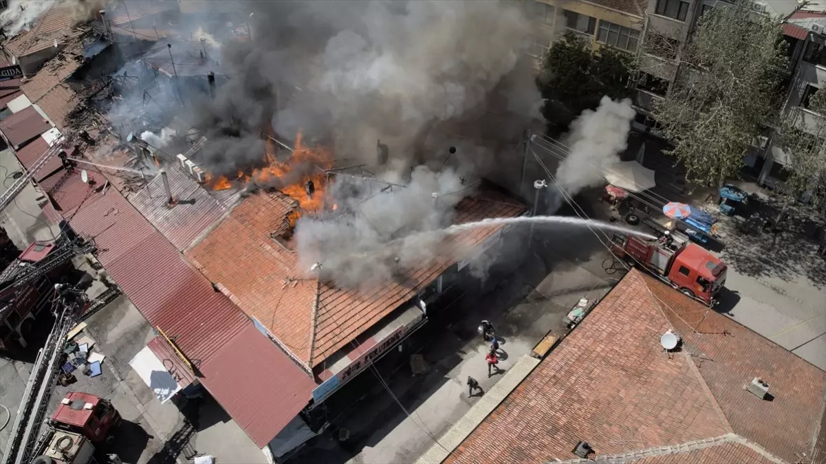 Erzincan\'da Yangın, İş Yerlerine Zarar Verdi