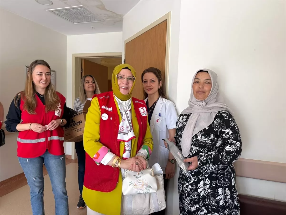 Kızılay\'dan Anneler Günü Ziyareti