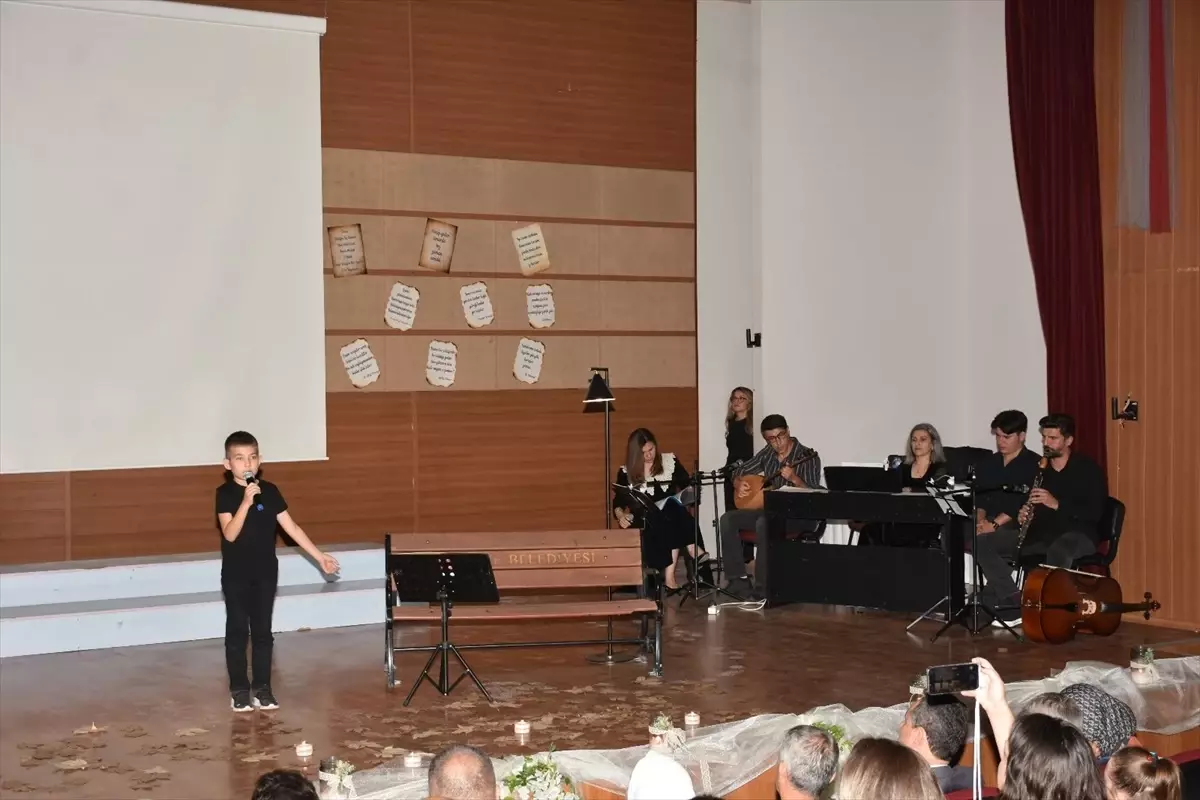 Fethiye\'de öğretmen, öğrenci ve veliler şiir dinletisi sundu