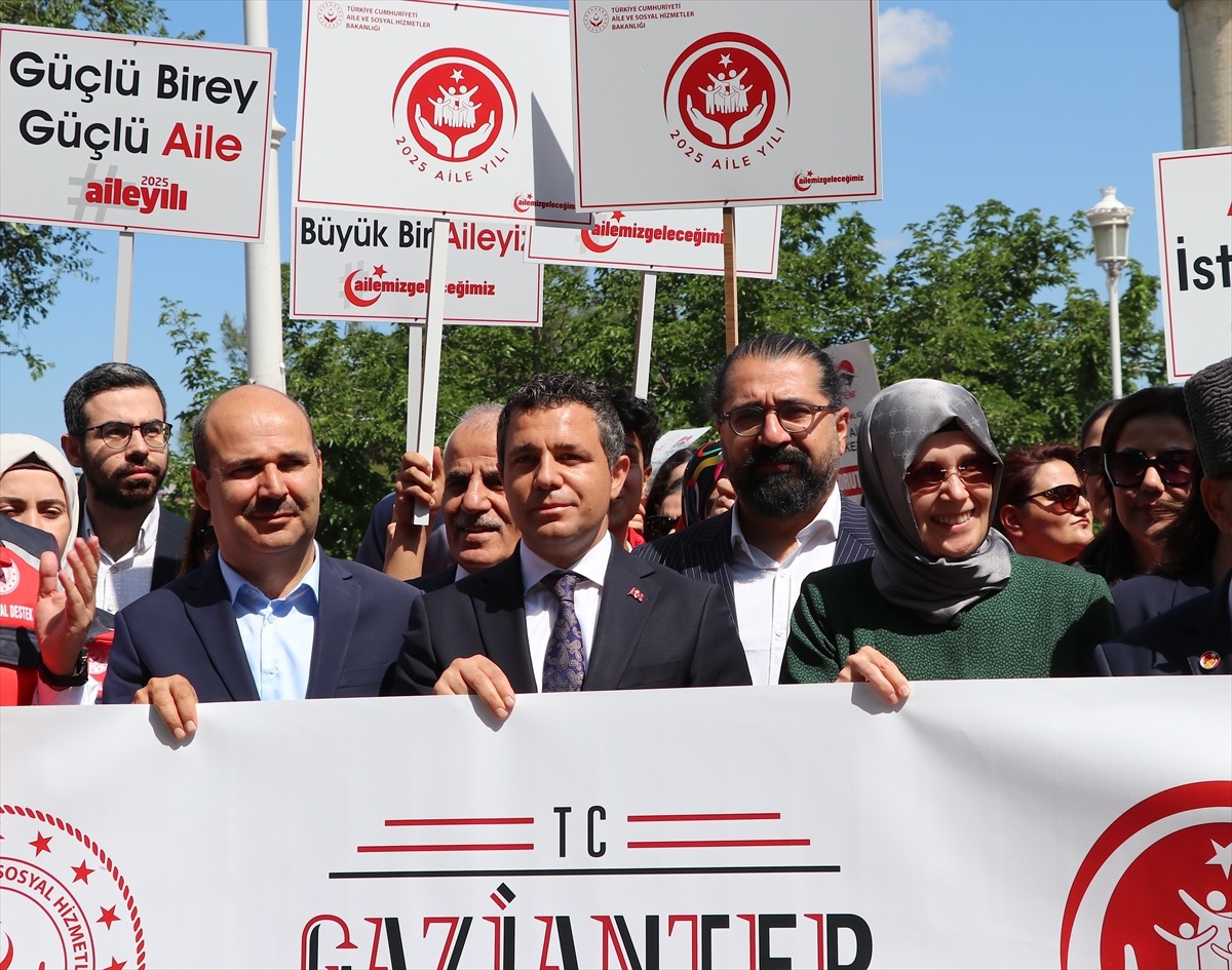 Gaziantep\'te Aile Yılı kapsamında kortej yürüyüşü gerçekleştirildi
