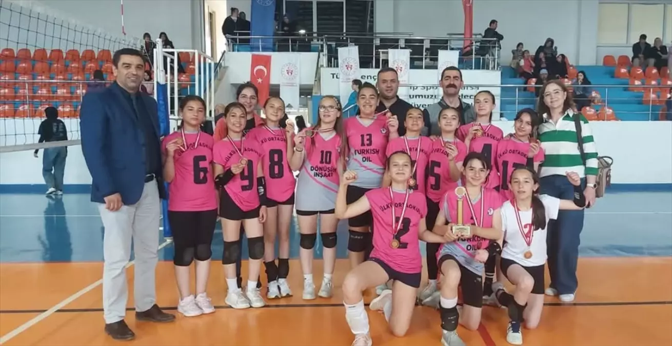 Gümüşhacıköy\'de Ortaokullar arası voleybol turnuvası sona erdi