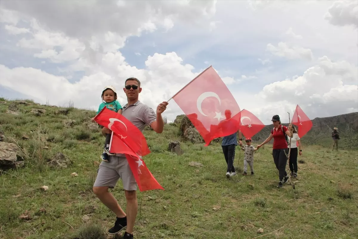 Iğdır\'da Gençlerle Doğa Yürüyüşü