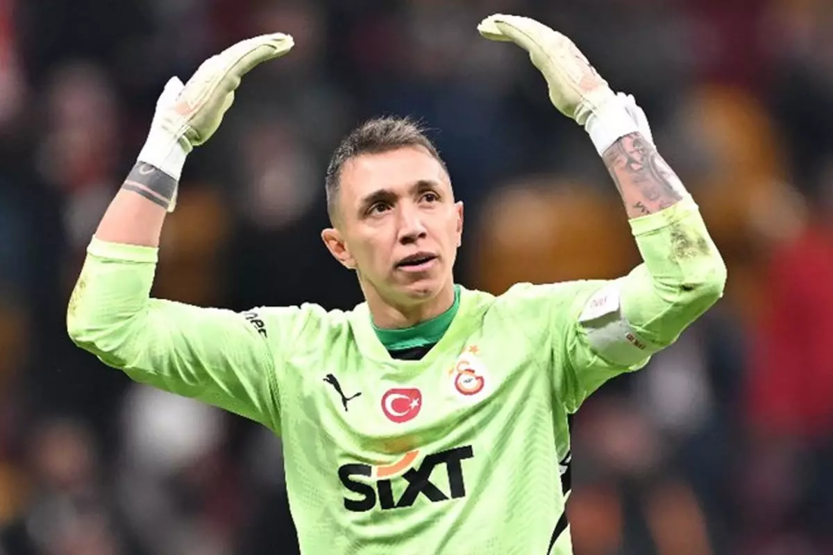 İsmi Galatasaray\'la anılan kaleciden sürpriz hareket! Muslera\'yı takip etti