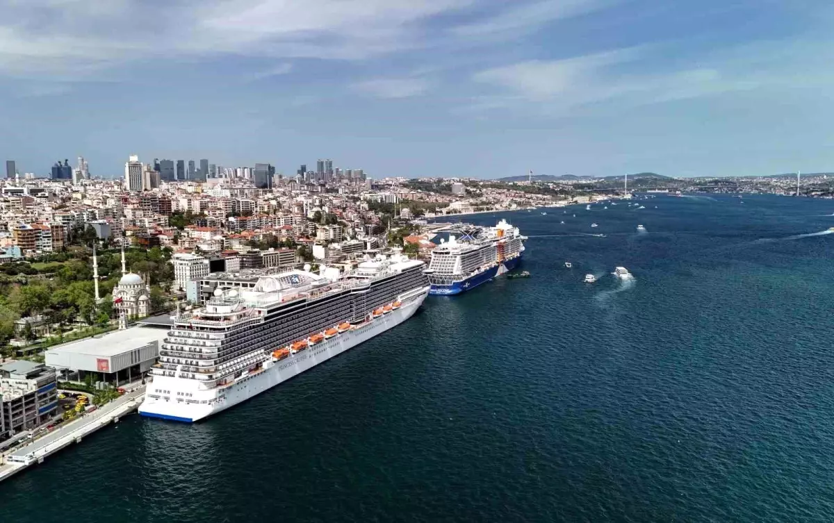 İstanbul\'da Dev Kruvaziyer Gemiler